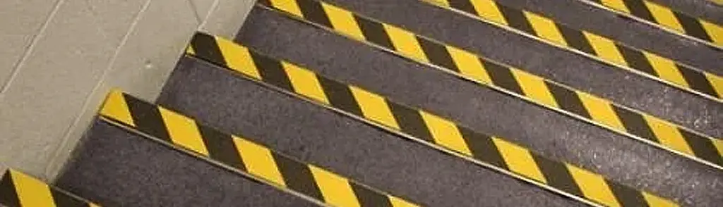cinta antiderrapante negro y amarillo en escaleras