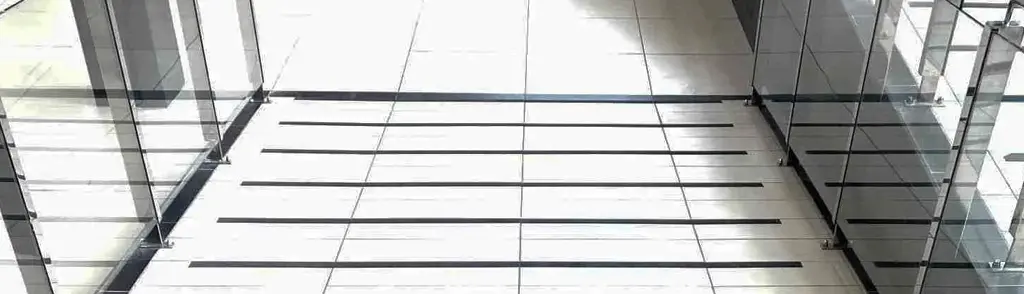 bandas antiderrapantes para pasillos