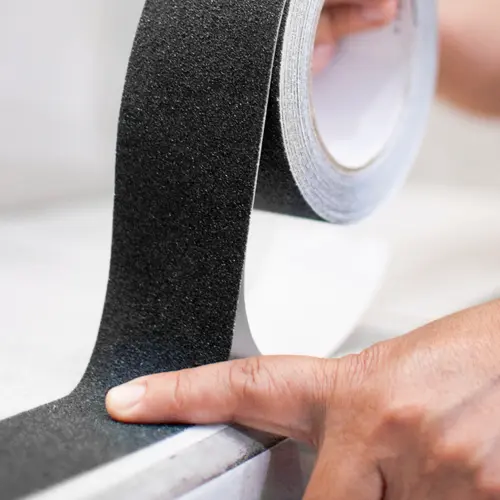 Cinta negra antiderrapante para escaleras