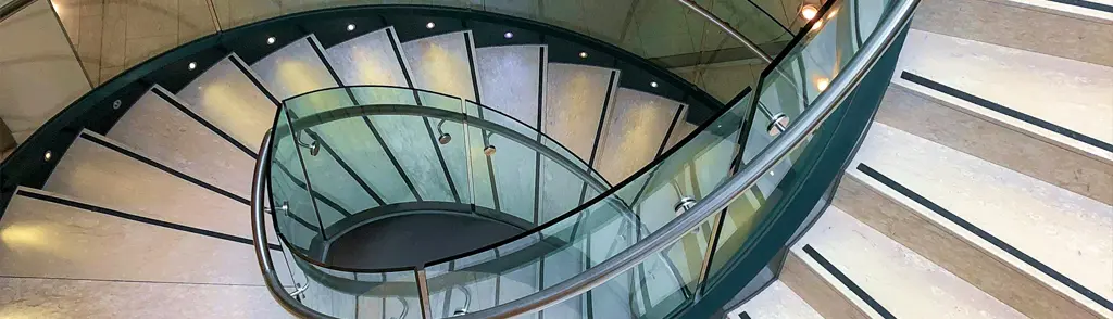 cinta antiderrapante en escaleras públicas