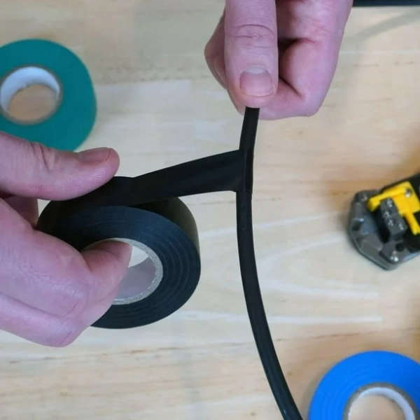 Cinta negra para aislar cables eléctricos