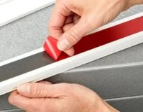 cinta de espuma gris con rojo detalle